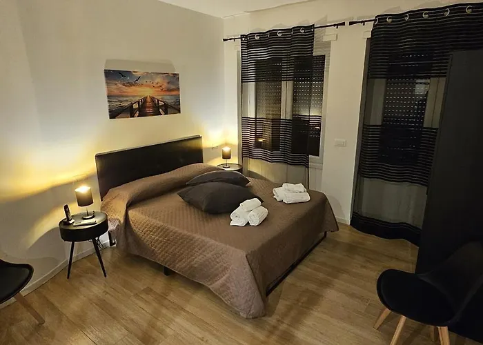 Lux Beach Apartment Black